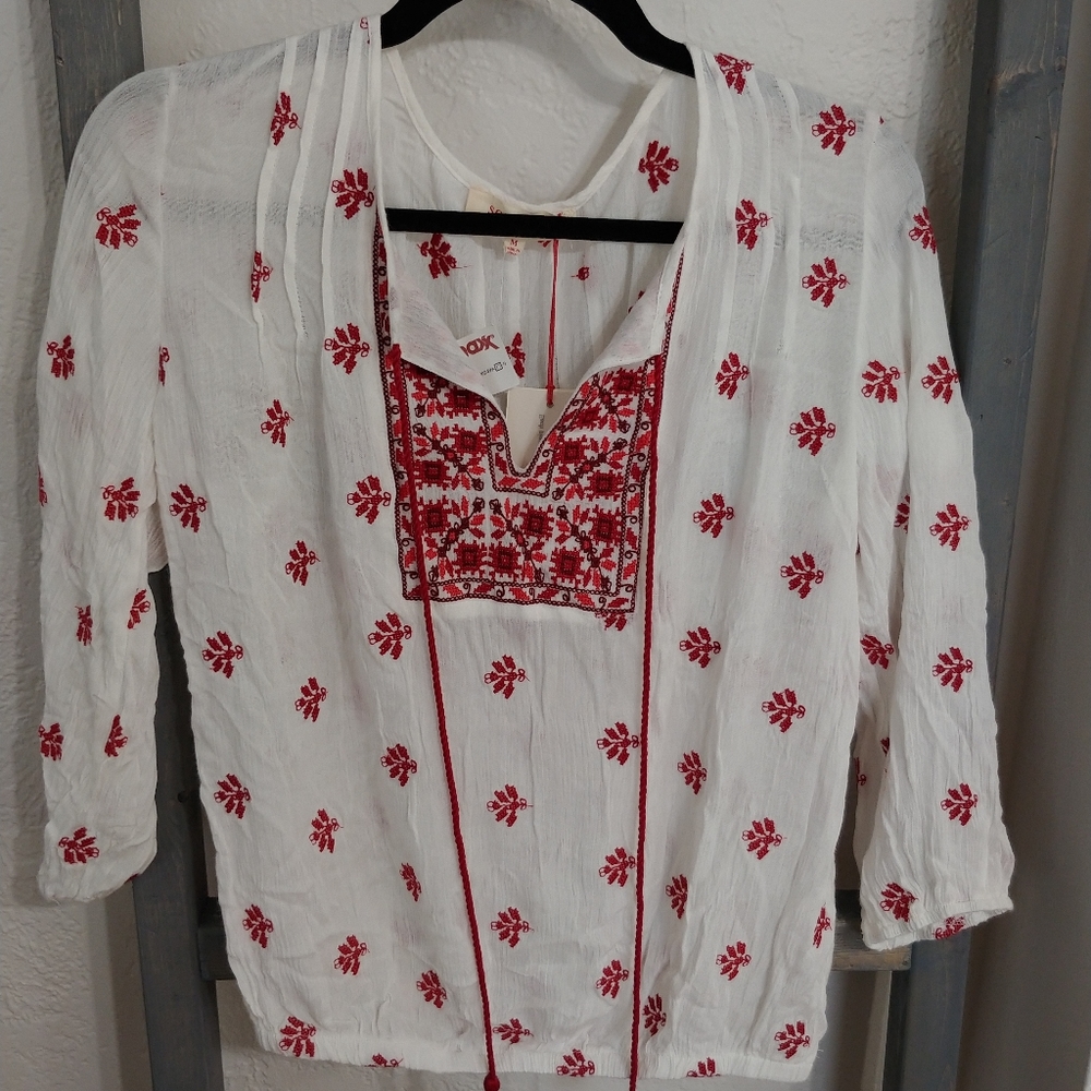 NWT Solitaire Peasant Top With Embroider Flowers